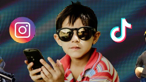 Un jeune de la gen Alpha avec un smartphone