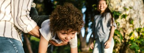 Parents et écolo : « Faire des enfants nous oblige à créer une société plus juste »  Un jeune enfant et ses parents dans la nature