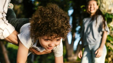 Un jeune enfant et ses parents dans la nature