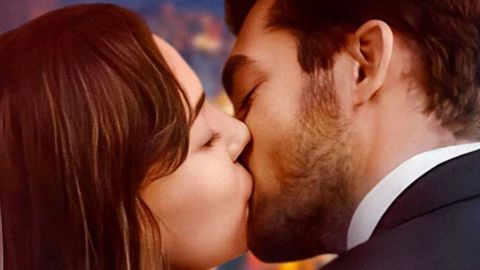 une couple qui s'embrasse en gros plan