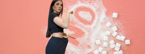 Ils ont arrêté le sucre : « J’avais l’impression de sortir du brouillard » Une jolie fille avec un pantalon trop grand devant du sucre et un grand - No -