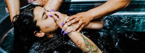 En quête de foi : que cherchent (et trouvent) les nouveaux baptisés ? Une fille tatouée aux longs ongles violets se fait batiser