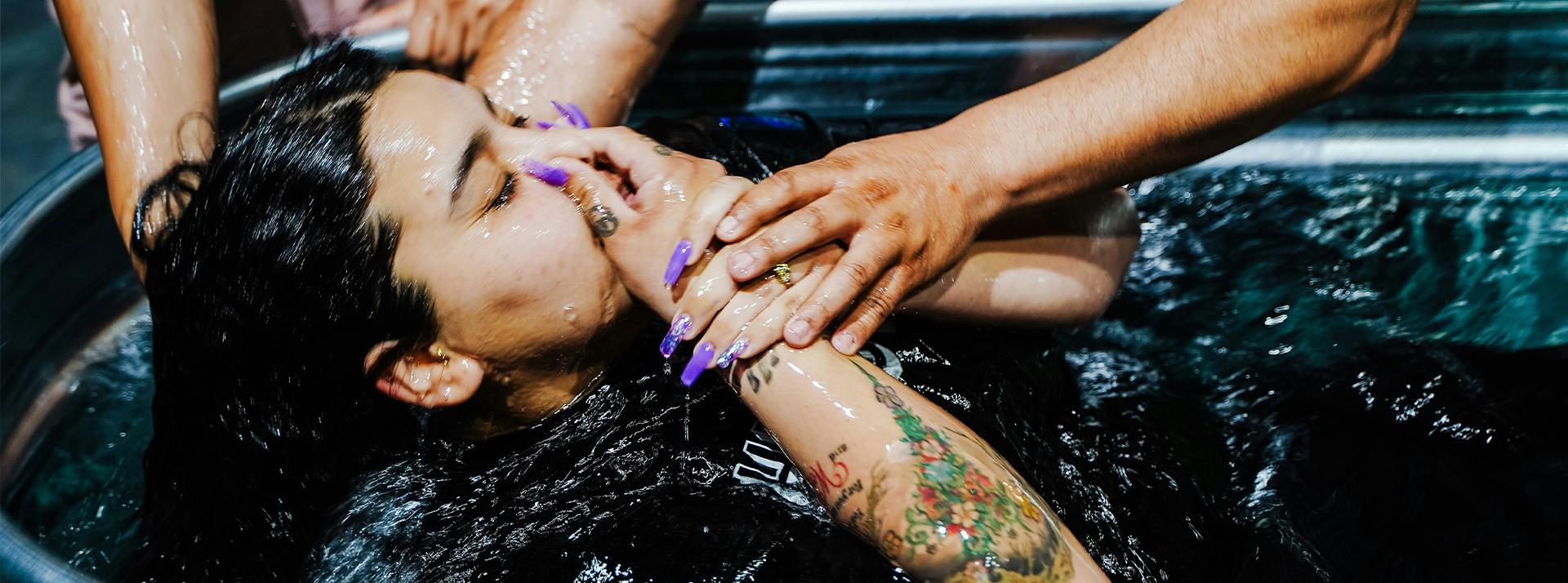 En quête de foi : que cherchent (et trouvent) les nouveaux baptisés ? - L'ADN Une fille tatouée aux longs ongles violets se fait batiser
