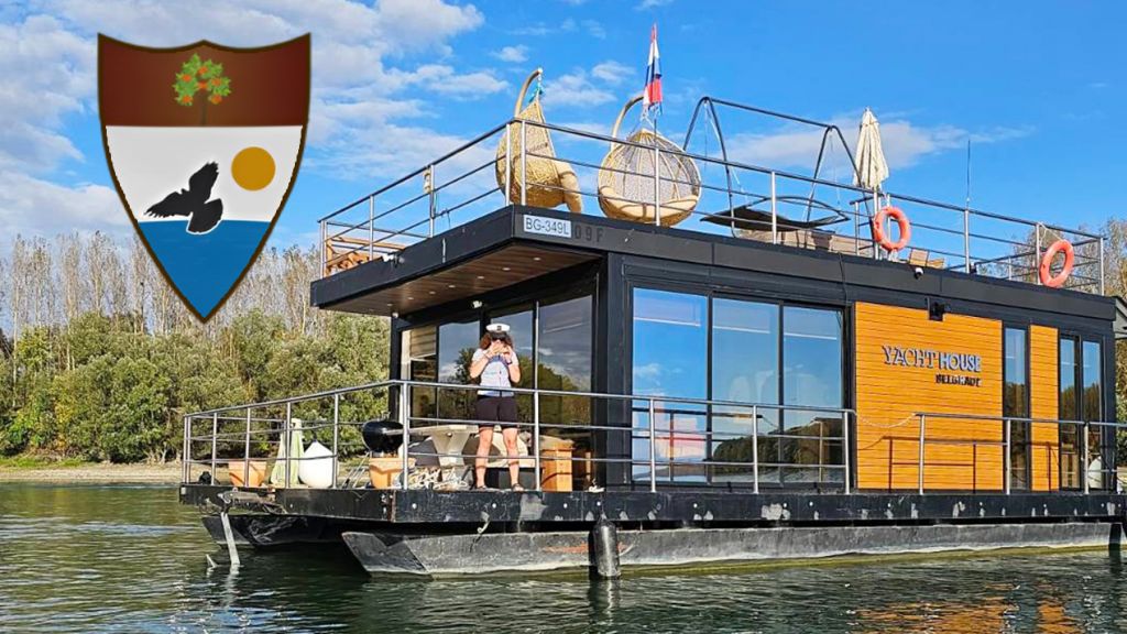 Une péniche du Liberland avec le logo
