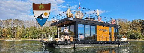 Le Liberland fête ses 10 ans, mais le micro-État libertarien peine à garder ses citoyens Une péniche du Liberland avec le logo