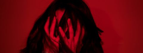 Une séance d’exorcisme à 562,50 Ğ1, ça vous dit ? Sur fond rouge sang, une fille brune se tient la tête dans les mains,