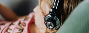 une jeune fille qui porte un casque audio