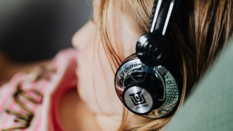 une jeune fille qui porte un casque audio