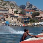 des enfants qui plongent dans l'eau d'un port