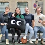 Lucie Basch et toute l'équipe derrière Poppins, installée sur un banc dans Paris.