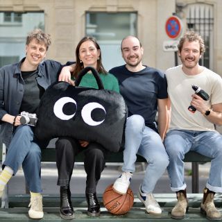 L'équipe derrière Poppins Lucie Basch et toute l'équipe derrière Poppins, installée sur un banc dans Paris.