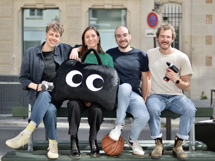 Lucie Basch et toute l'équipe derrière Poppins, installée sur un banc dans Paris.