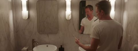 fin des mariage, vie solo Un homme dans une salle de bain pour couple