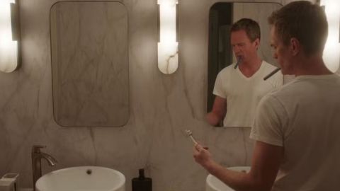 Un homme dans une salle de bain pour couple