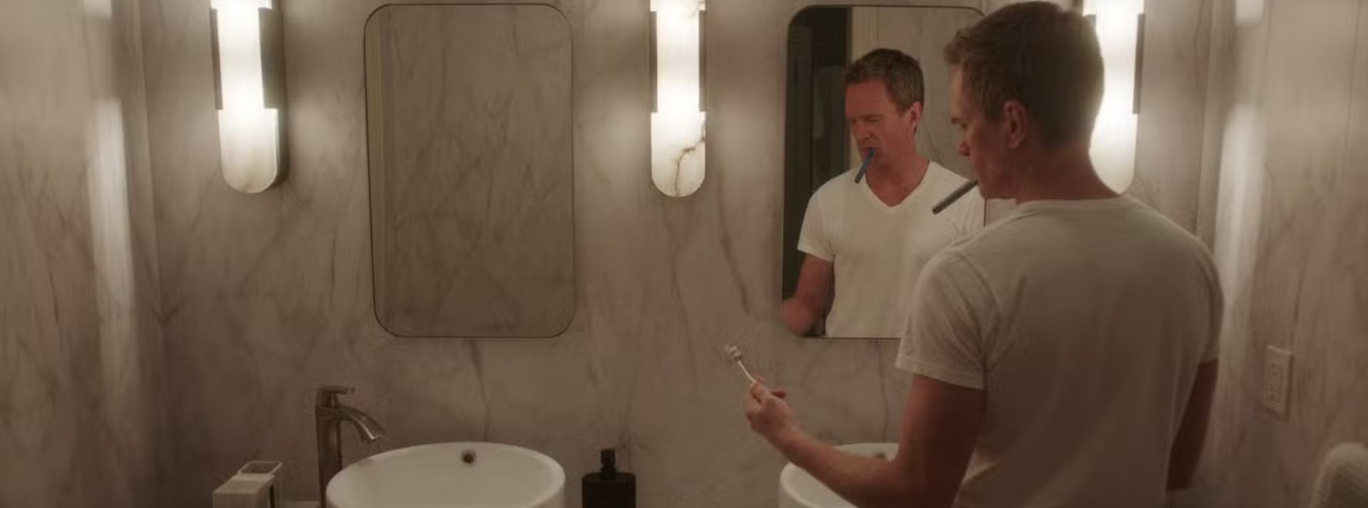 fin des mariage, vie solo - L'ADN Un homme dans une salle de bain pour couple