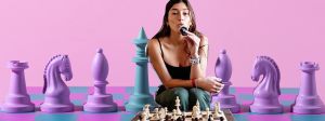 Alice Brunswick devant un jeu d'échecs sur fond d'un jeu d'échecs géant