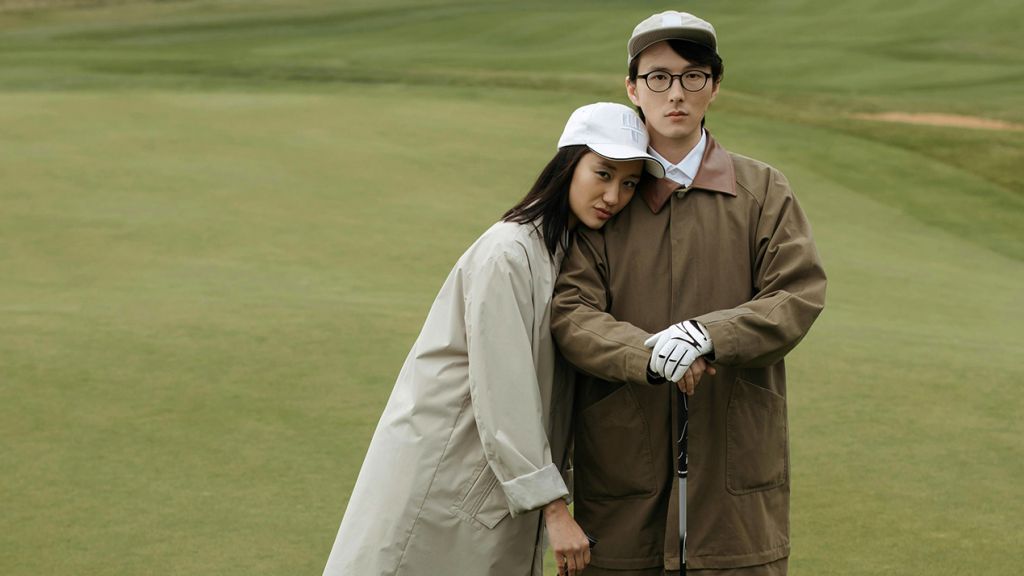 Un couple d'asiatiques sur un parcours de golf