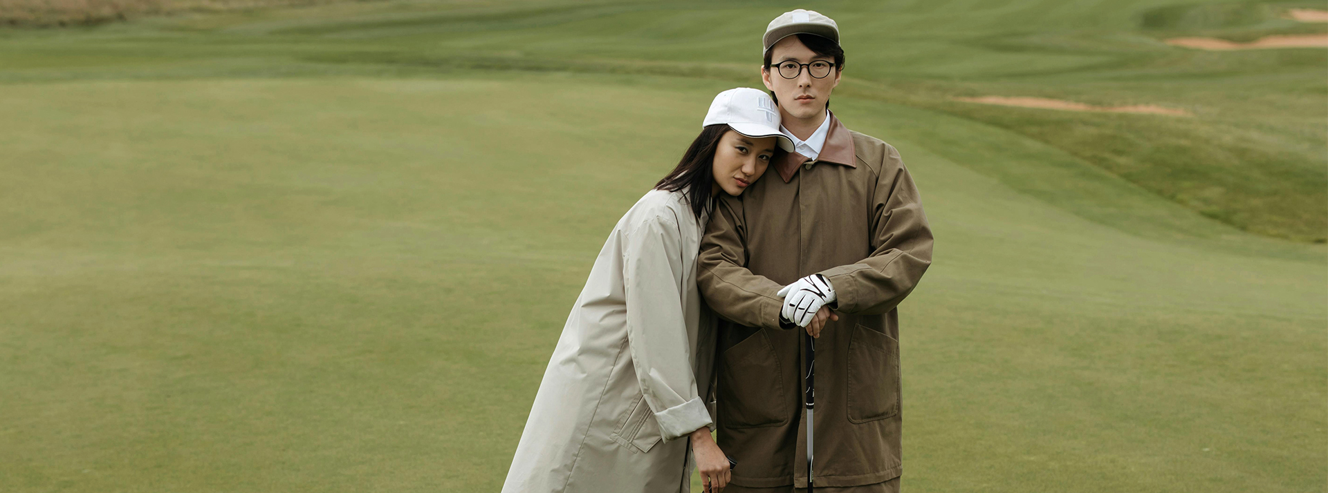 Pour trouver l’âme sœur, la GenZ se tourne désormais vers Goodreads, Strava ou Letterboxd, des plateformes spécialisées et personnalisées, adaptées à leurs loisirs. - L'ADN Un couple d'asiatiques sur un parcours de golf