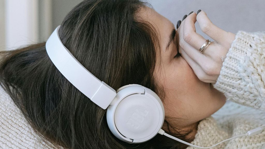 Une fille triste écoute de la musique