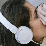 Une fille triste écoute de la musique