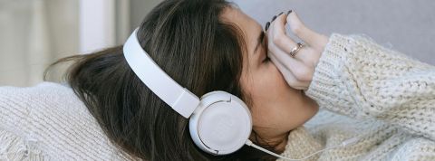 Par défaut, Spotify rend publique une partie de notre activité d’écoute. Or nos playlists en disent parfois très long sur nous et nos états d'âme. Une fille triste écoute de la musique