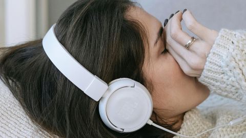 Une fille triste écoute de la musique