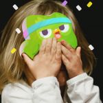 une fille avec la chouette de duolingo par dessus son visage