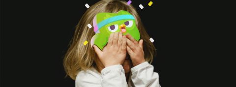 16-05-Duolingo une fille avec la chouette de duolingo par dessus son visage