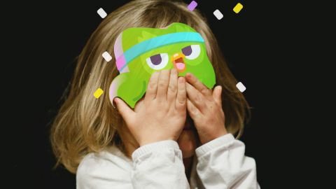 une fille avec la chouette de duolingo par dessus son visage