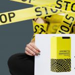 Une slihouette féminine avec une affiche sur laquelle le lemon bottle barré d'une croix, plus du scotch jaune warning