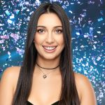 Yuval Rapahel sur un fond bleu avec des grands confettis dans l'air