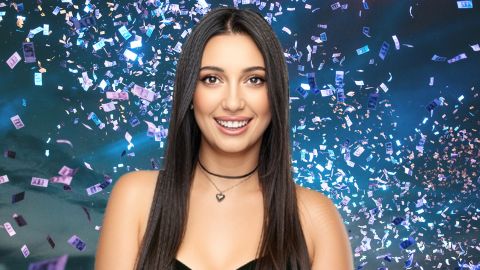 Yuval Rapahel sur un fond bleu avec des grands confettis dans l'air