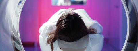 Neuroboom : le nouveau business de la santé cognitive Vue de la chevelure d'une femme dans un scanner