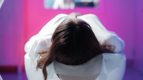 Vue de la chevelure d'une femme dans un scanner