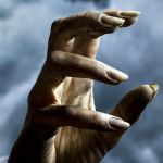 Une main qui sort de terre