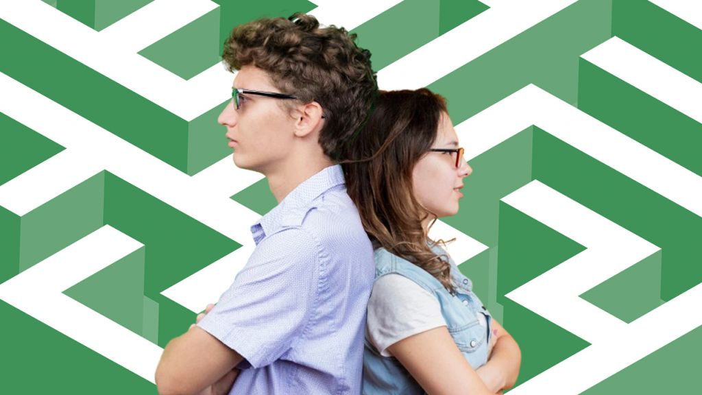 un garçon et une fille dos à dos