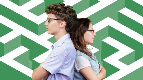 un garçon et une fille dos à dos