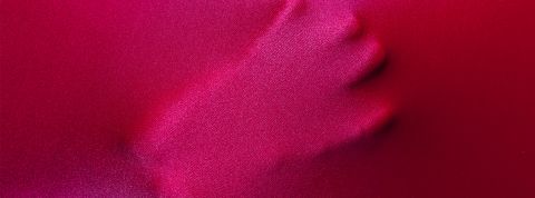 L'érotisme augmenté, entre libération et nouvelles pathologies Une main derrière un tissu rouge fait son empreinte
