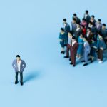 Une figurine masculine seule avec plus loin un groupe d'une quinzaine de figurines