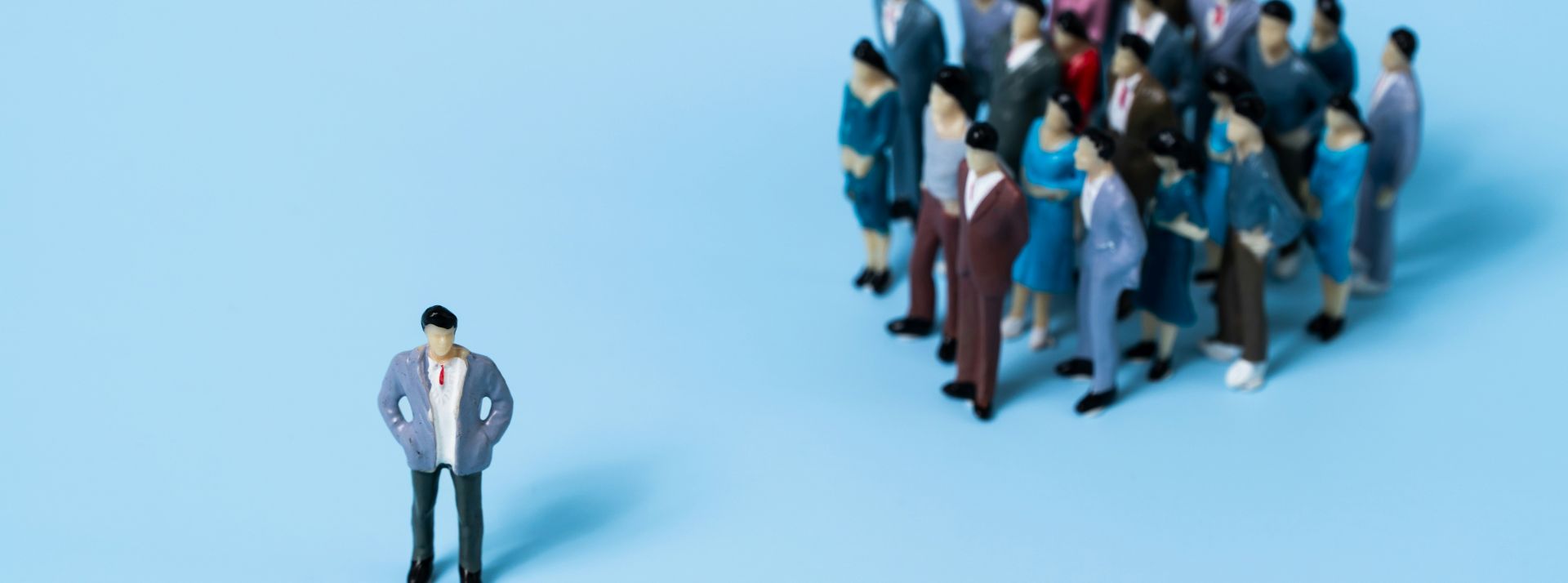 « Postulez, vous êtes manipulé·e·s » : Pourquoi trouve-t-on autant de fausses offres d'emplois sur LinkedIn ? - L'ADN Une figurine masculine seule avec plus loin un groupe d'une quinzaine de figurines