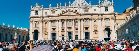 02-06-trouver-paix Foule devant le Vatican