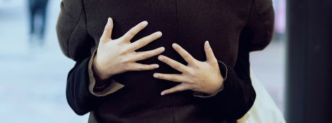 Hug immersif : dis-moi comment tu câlines, je te dirais qui tu es Un hug de dos