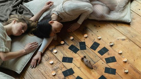 Deux filles allongées dans une séance ésotérique