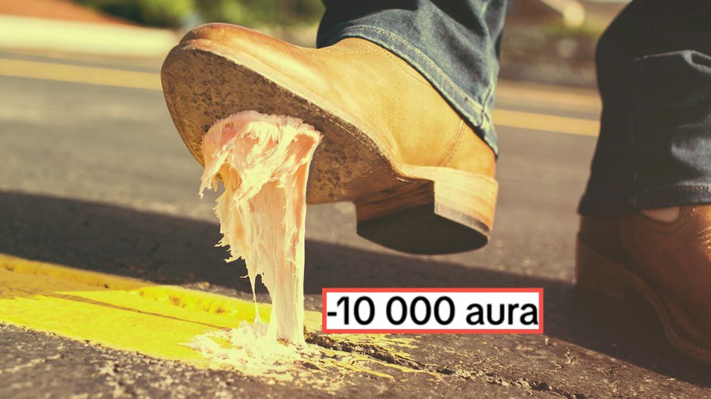 Un chewing-gum sous la semelle d'une botte en daim