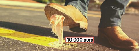 « Aura farming » : connaissez-vous votre note de coolitude ? Un chewing-gum sous la semelle d'une botte en daim