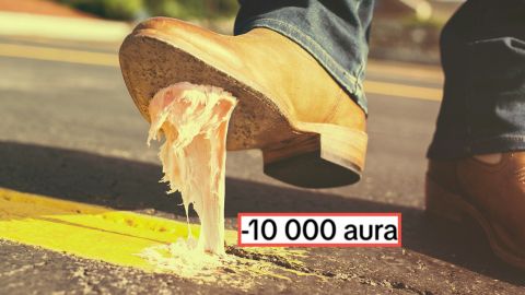 « Aura farming » : connaissez-vous votre note de coolitude ? Un chewing-gum sous la semelle d'une botte en daim