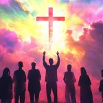 Des erso,nnes de dos, bras levés vers une croix sur ciel arc-en-ciel