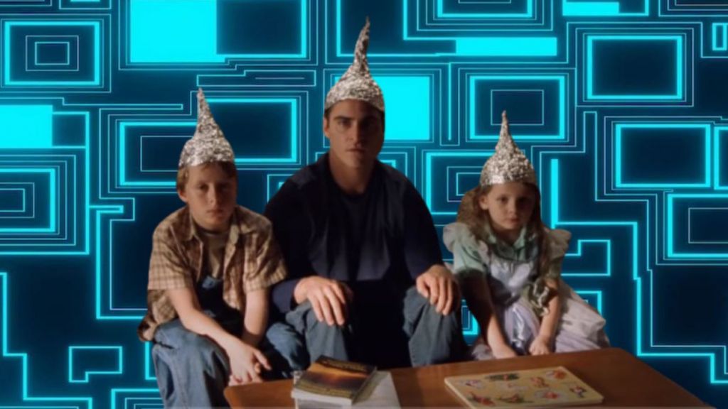 des complotiste avec des chapeaux en papier d'aluminium