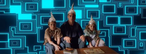 13-06-slop des complotiste avec des chapeaux en papier d'aluminium