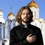Un jeune orthodoxe sur fond d'église orthodoxe russe, à Vladimir